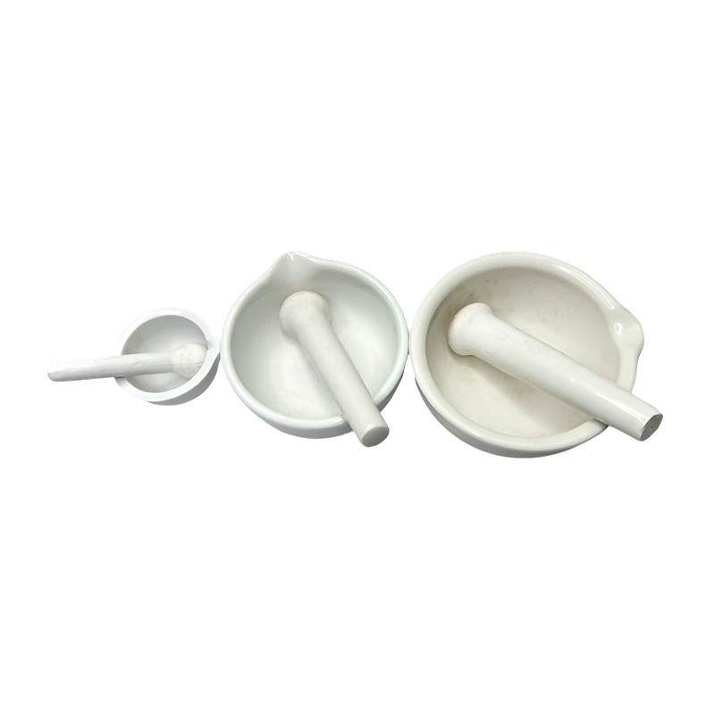 Chemická laboratoř bílý keramický porcelán hmoždíř a palička